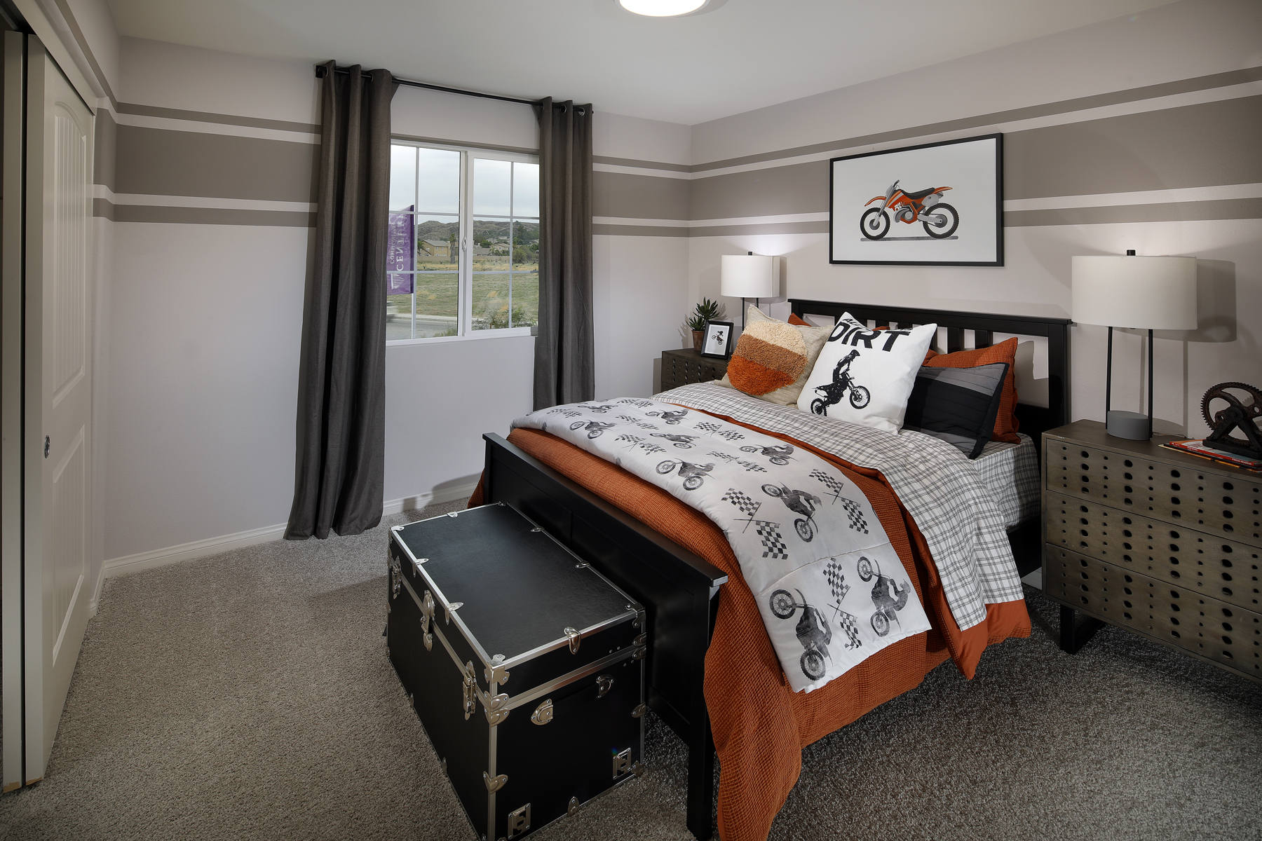 A bedroom with a bed and a chest of drawers.