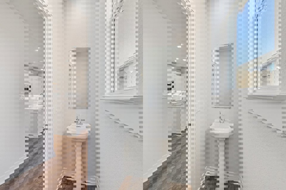 A bathroom with a sink and mirror.