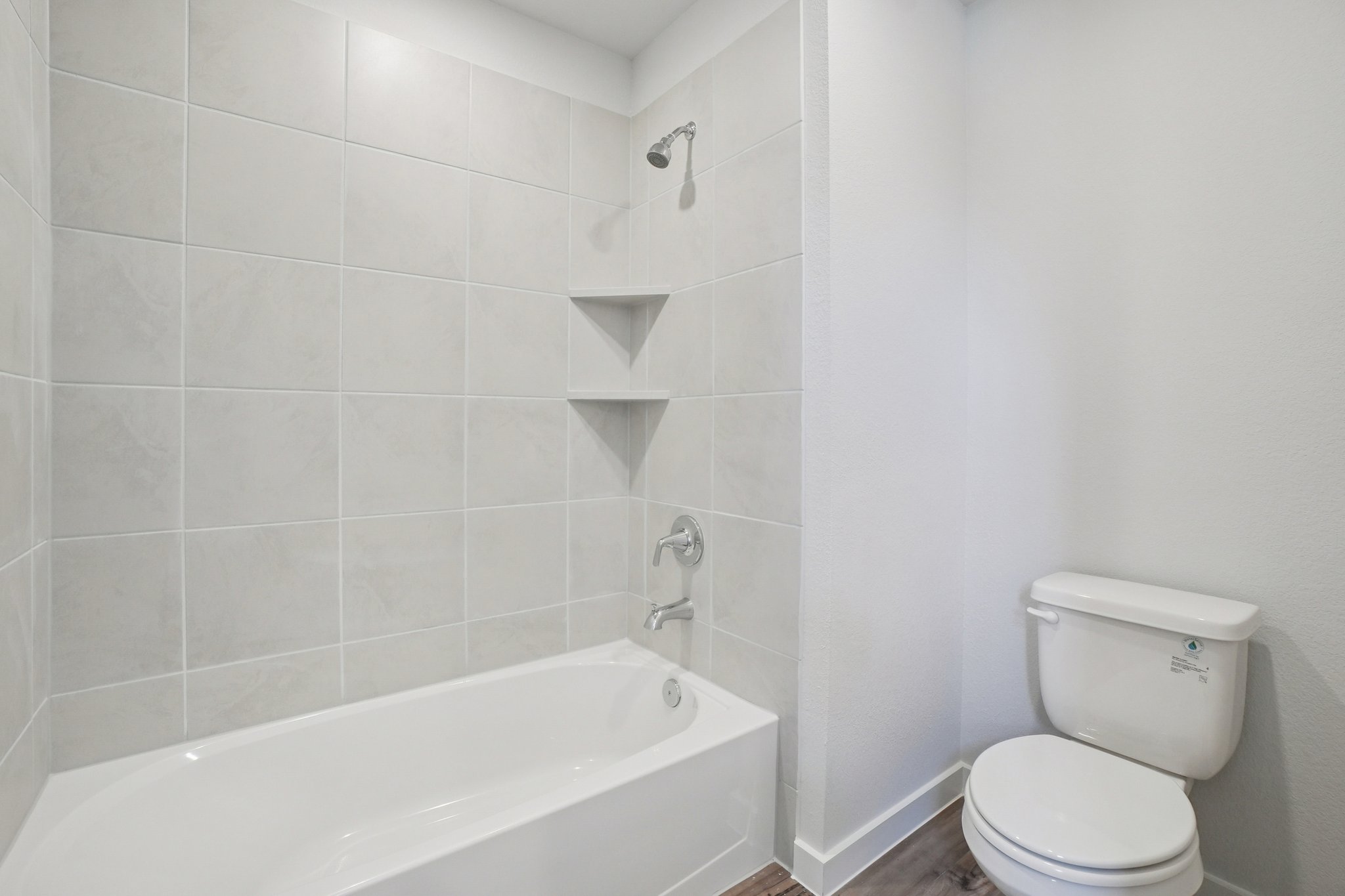 A bathroom with a toilet and bathtub.