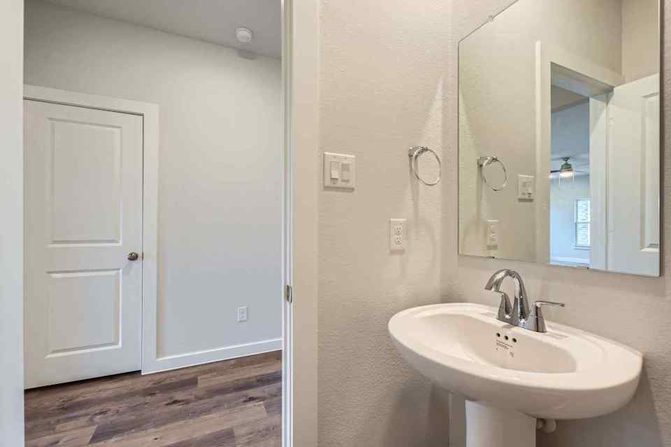 A bathroom with a sink and mirror.