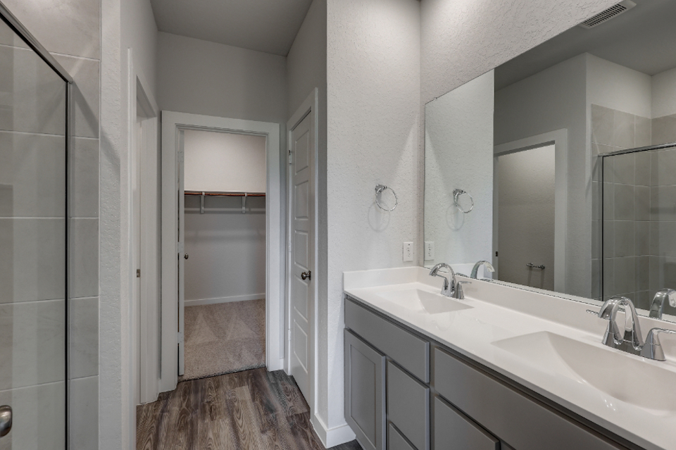 A bathroom with a sink and a mirror.