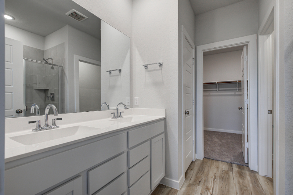 A bathroom with a sink and a mirror.
