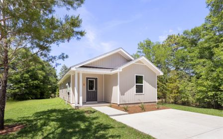 A small building with a walkway.